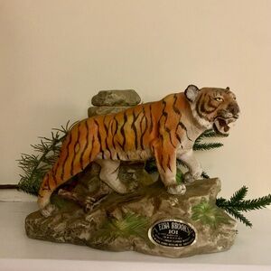 📌 Empty EZRA BROOKS Tiger Decanter - Genuine Heritage China Liquor Bottle